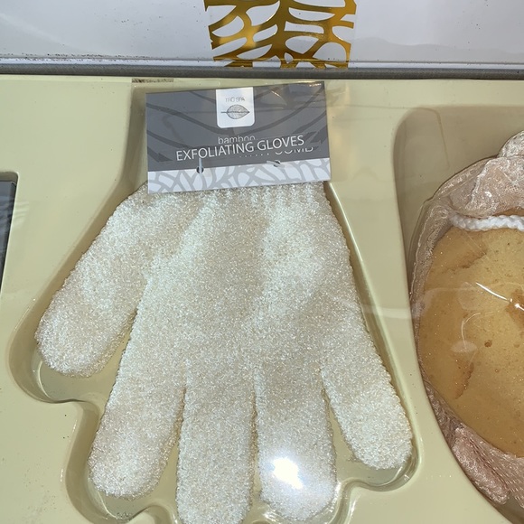 Spa Set Giftbox NWOT Exfoliate, Sponge, Gloves & Lava Pumice - Picture 6 of 10